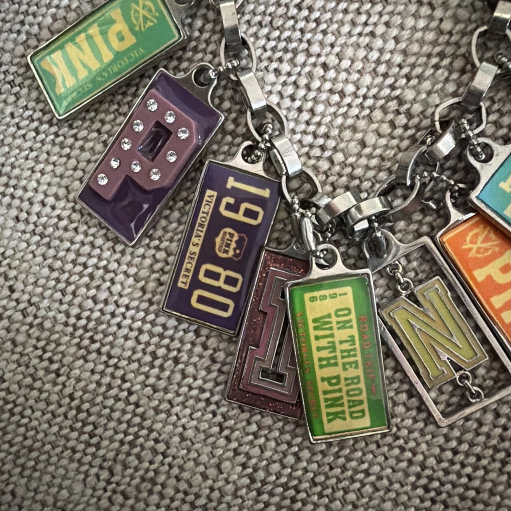 Victoria's Secret Pink Charm Bracelet Rare Road Trip VS - Picture 4 of 7